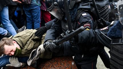 Un manifestant frappé par un policier, le 23 janvier 2021 à Moscou (Russie). (KIRILL KUDRYAVTSEV / AFP)