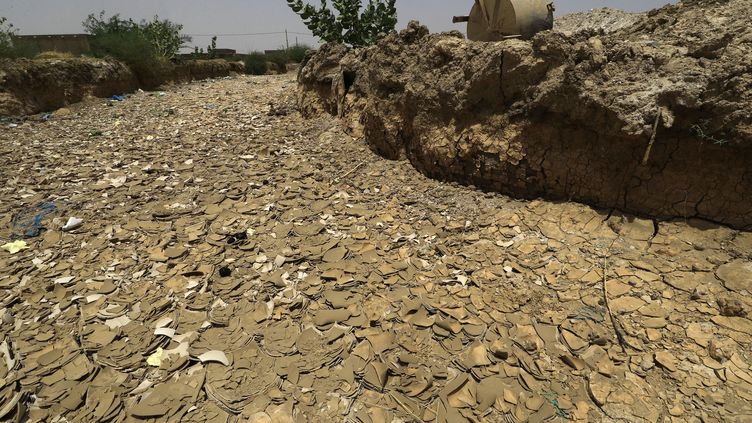 The tailings of a gold mine piled up in the village of Banat, north of Kharthoum (Sudan), on June 6, 2022. (ASHRAF SHAZLY / AFP)