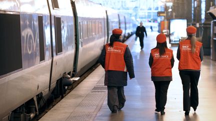 Des employ&eacute;es de la SNCF sur un quai de la gare du Nord &agrave; Paris, le 12 d&eacute;cembre 2011. (ERIC PIERMONT / AFP)