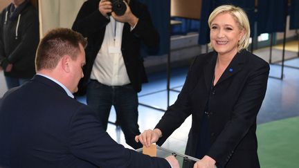 Marine Le Pen, candidate à l'élection présidentielle de 2017, dépose son bulletin dans l'urne lors du premier tour à Hénin-Beaumont (Pas-de-Calais), le 23 avril 2017. (ALAIN JOCARD / AFP)