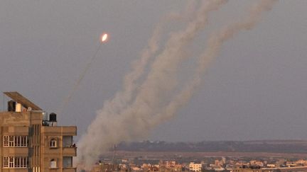 Des roquettes sont tirées depuis Gaza, en direction d'Israël, le 7 août 2022. (SAID KHATIB / AFP)