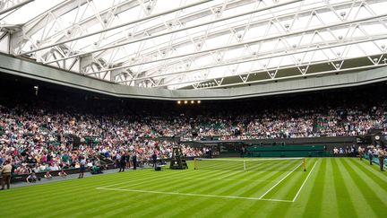 Le Center court de Wimbledon, recouvert de son toit, lors du premier jour du tournoi, le 3 juillet 2023. (DAVE SHOPLAND / SIPA)