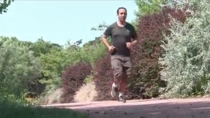 La vague de chaleur redouble d’ampleur vendredi 17 juin, pourtant cela n’empêche pas certains courageux d’effectuer leur jogging habituel. (FRANCE 3)