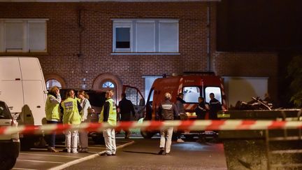 Les pompiers et le Samu devant la maison d'une famille dont les cinq membres ont &eacute;t&eacute; retrouv&eacute;s morts, le 21 octobre 2015, &agrave; Haubourdin (Nord). (PHILIPPE HUGUEN / AFP)