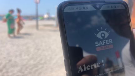 L'application Safer Plage permet de signaler une agression dont on est victime ou témoin. (HUGO CHARPENTIER / RADIO FRANCE)