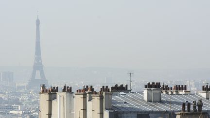 Un épisode de pollution aux particules fines à Paris, le 3 mars 2021. (JOAO LUIZ BULCAO / HANS LUCAS / AFP)