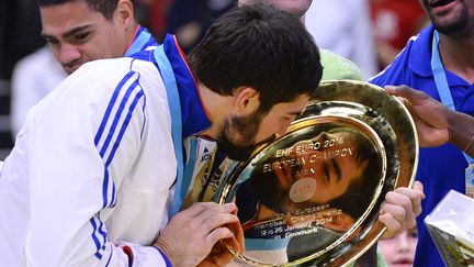 Miroir, miroir, la France va-t-elle briller lors du prochain Euro ? Nikola Karabatic à&nbsp;l'Euro&nbsp;de handball, le 26 janvier&nbsp;2014. (JONATHAN NACKSTRAND / AFP)