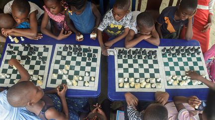 Des jeunes joueurs d'échecs dans le bidonville&nbsp;d'Ikorodu au Nigeria. (PIUS UTOMI EKPEI/AFP)