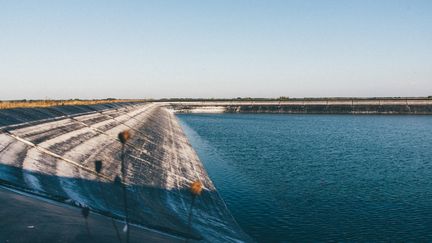 Une bassine de rétention d'eau à usage agricole à&nbsp;Mauzé-sur-le-Mignon (Deux-Sèvres), le 22 septembre 2021. (DELPHINE LEFEBVRE / HANS LUCAS / AFP)