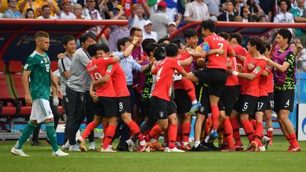 Les joueurs de la Corée du Sud après leur victoire, le 27 juin 2018, à&nbsp;Kazan, en Russie. (FRANK HOERMANN / SVEN SIMON / AFP)