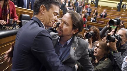 Le Premier ministre espagnol Pedro Sanchez, à gauche, et son allié Pablo Iglesias, leader de Podemos, après le vote au Parlement de l'investiture du premier à la tête d'un nouveau gouvernement, le 7 janvier 2020 à Madrid. (PIERRE-PHILIPPE MARCOU / AFP)