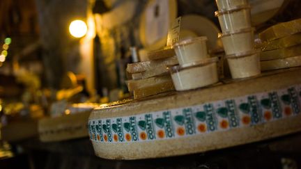 Une cave d'affinage où reposent des meules de Comté. (SIMON DAVAL / MAXPPP)