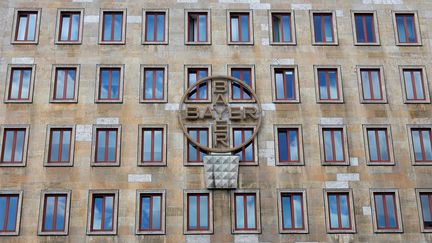 Le logo du groupe de chimie allemand Bayer sur la façade de son siège historique, à Leverkusen (Allemagne), le 14 mai 2019. (WOLFGANG RATTAY / REUTERS)