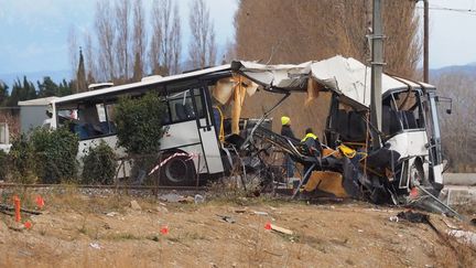 Un car accidenté après une collision avec un train sur un passage à niveau à Millas&nbsp;(Pyrénées-Orientales), le 15 décembre 2017. (RAYMOND ROIG / AFP)