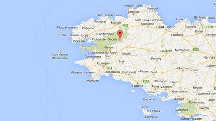 Capture d'&eacute;cran de Google Maps pointant les villes de&nbsp;Huelgoat (Finist&egrave;re) et Uzel (C&ocirc;tes-d'Armor), dont les gendarmeries ont &eacute;t&eacute; vis&eacute;es par des jets de cocktails Molotov, dans la nuit du jeudi 12 juin au vendredi 13 juin 2014. ( GOOGLE MAPS / FRANCETV INFO )