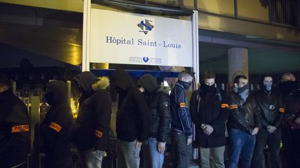 Des policiers manifestent devant l'hôpital Saint-Louis, à Paris, le 19 octobre 2016. (GEOFFROY VAN DER HASSELT / AFP)