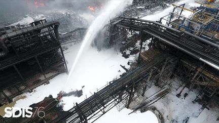 Des pompiers tentent de maîtriser&nbsp;l'incendie de l'usine Lubrizol de Rouen (Seine-Maritime), le 27 septembre 2019.&nbsp; (HO / SDIS / AFP)