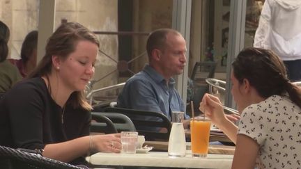 Des températures record s’abattent sur la France pour un 19 octobre.&nbsp;Ces pics de chaleur ne sont pas étonnants à en croire les spécialistes, mais inquiètent la population. (FRANCE 2)