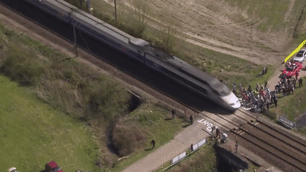 Un TGV a coup&eacute; le peloton en deux lors de la course Paris-Roubaix, dimanche 12 avril 2015 &agrave; H&eacute;lesmes (Nord). (FRANCE 3 / FRANCETV INFO)