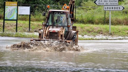 La route vers Lourdes (Haute-Pyr&eacute;n&eacute;es) inond&eacute;e, le 19 juin 2013, apr&egrave;s la crue du gave de Pau. (PASCAL PAVANI / AFP)