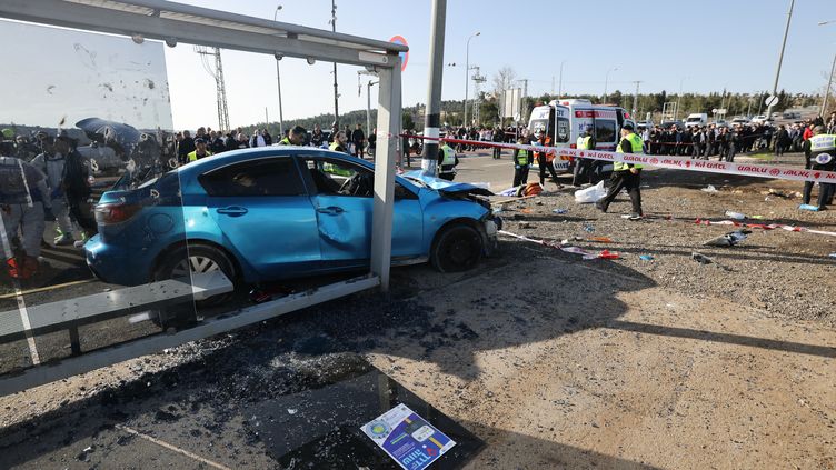 Les secours interviennent à Jérusalem-Est sur le site où une voiture a renversé des passants, tuant deux personnes, le 10 février 2023. (AHMAD GHARABLI / AFP)