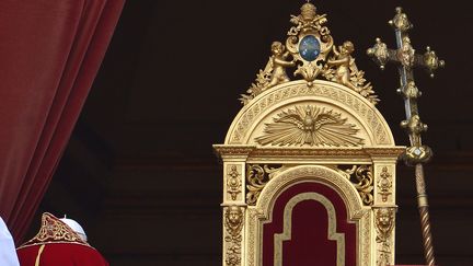 Beno&icirc;t XVI apr&egrave;s son discours urbi et orbi prononc&eacute; depuis le balcon de la basilique Saint-Pierre (Vatican), le 25 d&eacute;cembre 2012.&nbsp; (VINCENZO PINTO / AFP FILES)