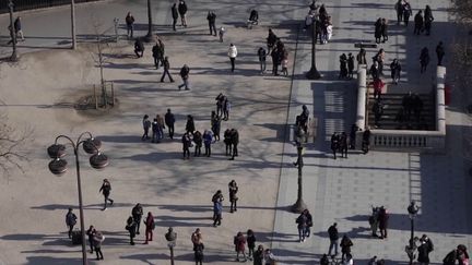 Emmanuel Macron, lors de sa conférence de presse du mardi 16 janvier, avait mentionné ces personnes qui ne sont pas riches, mais qui le sont à la fois trop pour bénéficier des aides : les classes moyennes. Qui en fait partie ? Est-ce un terme toujours approprié ? (franceinfo)