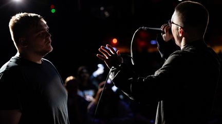 Les beatboxers Osis (à droite) et Frosty (à gauche) concourent à une compétition de beatboxing à Tamworth (centre de l'Angleterre), le 23 septembre 2023. (HENRY NICHOLLS / AFP)