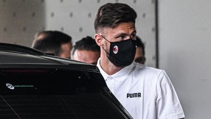 Le Français Olivier Giroud à son arrivée à Milan, jeudi 15 juillet 2021. (PIERO CRUCIATTI / AFP)