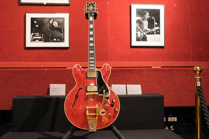 La guitare Gibson ES-355 de Noel Gallagher, présentée le 17 mai à l'Hôtel Drouot, à Paris, pour sa vente aux enchères (BRUNO LEVESQUE / MAXPPP)