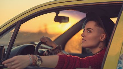 En principe, vous pouvez prêter votre voiture à un proche. Mais mieux vaut vérifier votre assurance. (Illustration) (RASSTOCK / MOMENT RF / GETTY IMAGES)