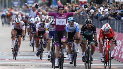 Arnaud Démare (Groupama-FDJ) a encore gagné un sprint lors de la 11e étape du Giro (LUCA BETTINI / AFP)