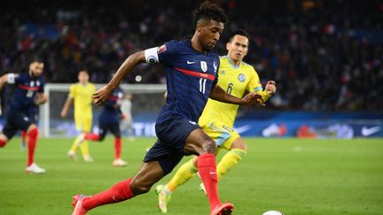 Kingsley Coman a fait vivre un enfer à Maksat Taykenov lors de France-Kazakhstan au Parc des Princes, le 13 novembre 2021. (FRANCK FIFE / AFP)