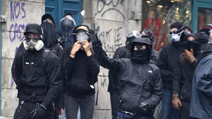 Des militants antifascistes font face aux force de l'ordre lors d'une marche en mémoire de Clément Méric, à Paris, le 4 juin 2016. (DOMINIQUE FAGET / AFP)