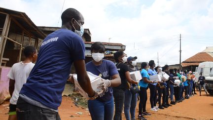 Des bénévoles livrent des denrées alimentaires dans un quartier de Lagos, au Nigeria, le 7 juin 2020.&nbsp; (OLUKAYODE JAIYEOLA / NURPHOTO / AFP)