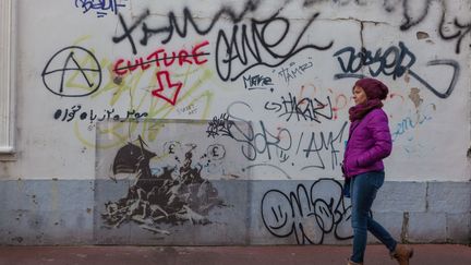 Le pochoir&nbsp;avait été posé par l'artiste&nbsp;en décembre 2015&nbsp;et rendait hommage aux milliers de migrants venus tenter leur chance en Angleterre&nbsp;et bloqué dans la ville.&nbsp; (LECLERCQ OLIVIER / HEMIS.FR / AFP)