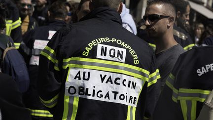 Des pompiers manifestent contre l'obligation vaccinale pour leur profession à Nantes (Loire-Atlantique), le 7 août 2021. (ESTELLE RUIZ / HANS LUCAS / AFP)