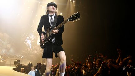 Le guitariste d'AC/DC Angus Young dans son célèbre uniforme d'écolier&nbsp; (? LUKE MACGREGOR / REUTERS / X01981)