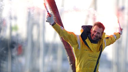 Alessandro di Benedetto, dernier du Vendée Globe, accueilli en héros aux Sables-d'Olonne, le 22 février 2013.&nbsp; (JEAN-SEBASTIEN EVRARD / AFP)