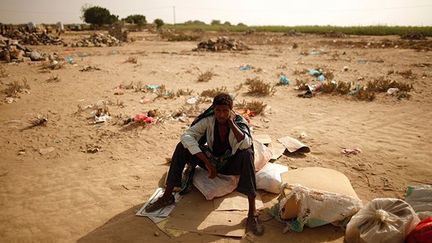 Mais les conflits qui agitent le pays ont accentué la peur des Saoudiens de voir ces refugiés arriver chez eux.
 
Pour tenter de s’y opposer, Ryad a décidé de construire un mur. Cette barrière, longue de quelque 1.800 km, s'étendra de la mer Rouge, au sud-ouest, à la frontière d'Oman, au sud-est.
 
Les immigrés arrivent à Haradh dans la plaine côtière désertique de La Tihama en territoire yéménite, créant ainsi un goulot d’étranglement, à 20 km de la frontière saoudienne. Tous les trafics, drogues, armes et êtres humains, s’y concentrent. (REUTERS/Khaled Abdullah)