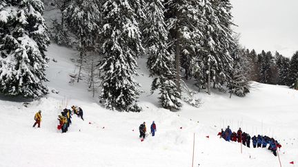 Des sauveteurs sondent la neige le 4 janvier 2006 &agrave; la station pyr&eacute;n&eacute;enne du Mourtis (Haute-Garonne), lors d'un exercice de sauvetage. (GEORGES GOBET / AFP)