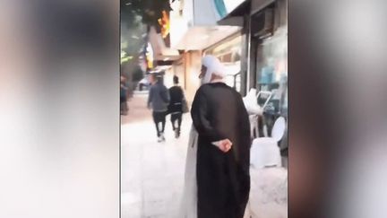 En Iran, dans leur bataille contre le pouvoir, les jeunes s'en prennent désormais aux mollahs, symboles de l’autoritarisme du pays, en faisant tomber leurs turbans.&nbsp;Ce geste est un défi sur les réseaux sociaux et cela prend de l'ampleur dans le pays. (FRANCE 2)