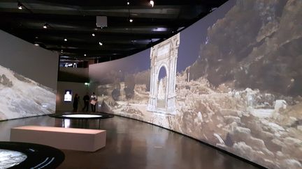 L'exposition reconstitue les monuments de quatre villes détruites par la guerre en Syrie, en Lybie, et en Irak. (ANNE CHÉPEAU / FRANCEINFO)