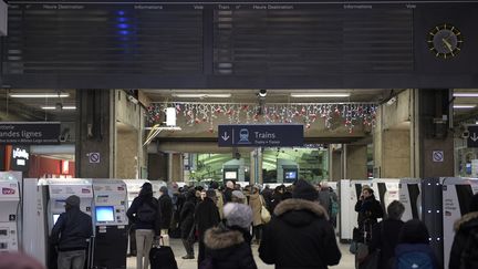 Des passagers en attente d'informations à la gare Montparnasse, à Paris, le 3 décembre 2017. (MARTIN BUREAU / AFP)