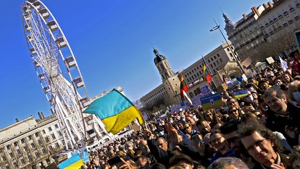 Un rassemblement de soutien pour l'Ukraine, le 27 février 2022, place Bellecour, à Lyon. (ST?PHANE GUIOCHON / MAXPPP)