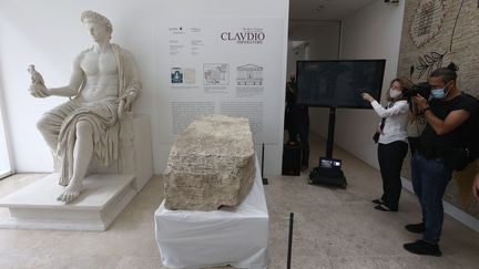 La pierre, retrouvée par les archéologues près du Mausolée d'Auguste à Rome, présentée à la presse le 16 juillet 2021. (RICCARDO DE LUCA / ANADOLU AGENCY)