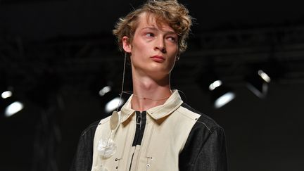 La Fashion Week a mis en valeur de jeunes pousses de la mode, comme le Coréen Younchan Chung, qui a créé en 2015 le label the-sirius et qui séduit les fashionistas avec son style moderne. "Cette saison, j'ai imaginé mes vacances de rêve : je voulais créer une collection qui reflétait le soleil chaud et les magnifiques couleurs de l'Europe", a expliqué le créateur de 24 ans. "J'ai dessiné un look casual, relax mais luxueux", a-t-il ajouté. Chemise, short, pantalon : la collection, unisexe et portée avec des Birkenstock, est légère, simple tout en étant luxueuse. A l'essence du style the-sirius - lignes droites, formes géométriques et tons beige et blanc - Younchan Chung a ajouté de la broderie sur les vestes, hauts ou pantalons. Et aussi des vêtements aux couleurs inspirées de fruits gorgés de soleil : vert anis, orange et jaune citron.
 (Marco BERTORELLO / AFP)