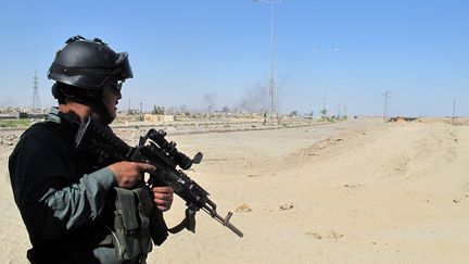 Un membre des forces irakiennes lors d'une op&eacute;ration militaire &agrave; Ramadi (Irak), &agrave; l'ouest de la capitale Bagdad, le 20 mai 2014. (AZHAR SHALLAL / AFP)