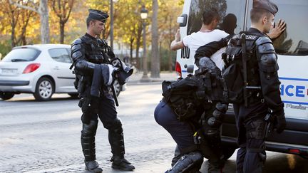 Les forces de l'ordre proc&egrave;dent &agrave; des arrestations apr&egrave;s la manifestation non autoris&eacute;e &agrave; Paris, le 15 septembre 2012. (KENZO TRIBOUILLARD / AFP)