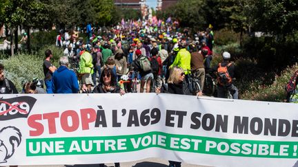 Des opposants à l'A69 manifestent à Toulouse, le 21 avril 2024. (MATTHIEU RONDEL / AFP)